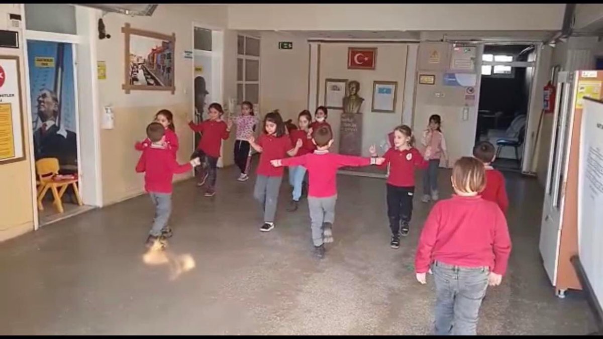 Ogrencilerimiz 1. Donemi Yandim Aysem, Harmandali ve Bergama Konaklari oyunlarini ogrenerek tamamladilar. Ogrencilerimizi ve egitmenlerimizi tebrik eder, 2. Donem calismalarinda basarilar dileriz. <a href="/balikesirmem/">Balıkesir İl Millî Eğitim Müdürlüğü</a> @ayvlkilcemem <a href="/ErkanBerdibek/">Erkan BERDİBEK</a>