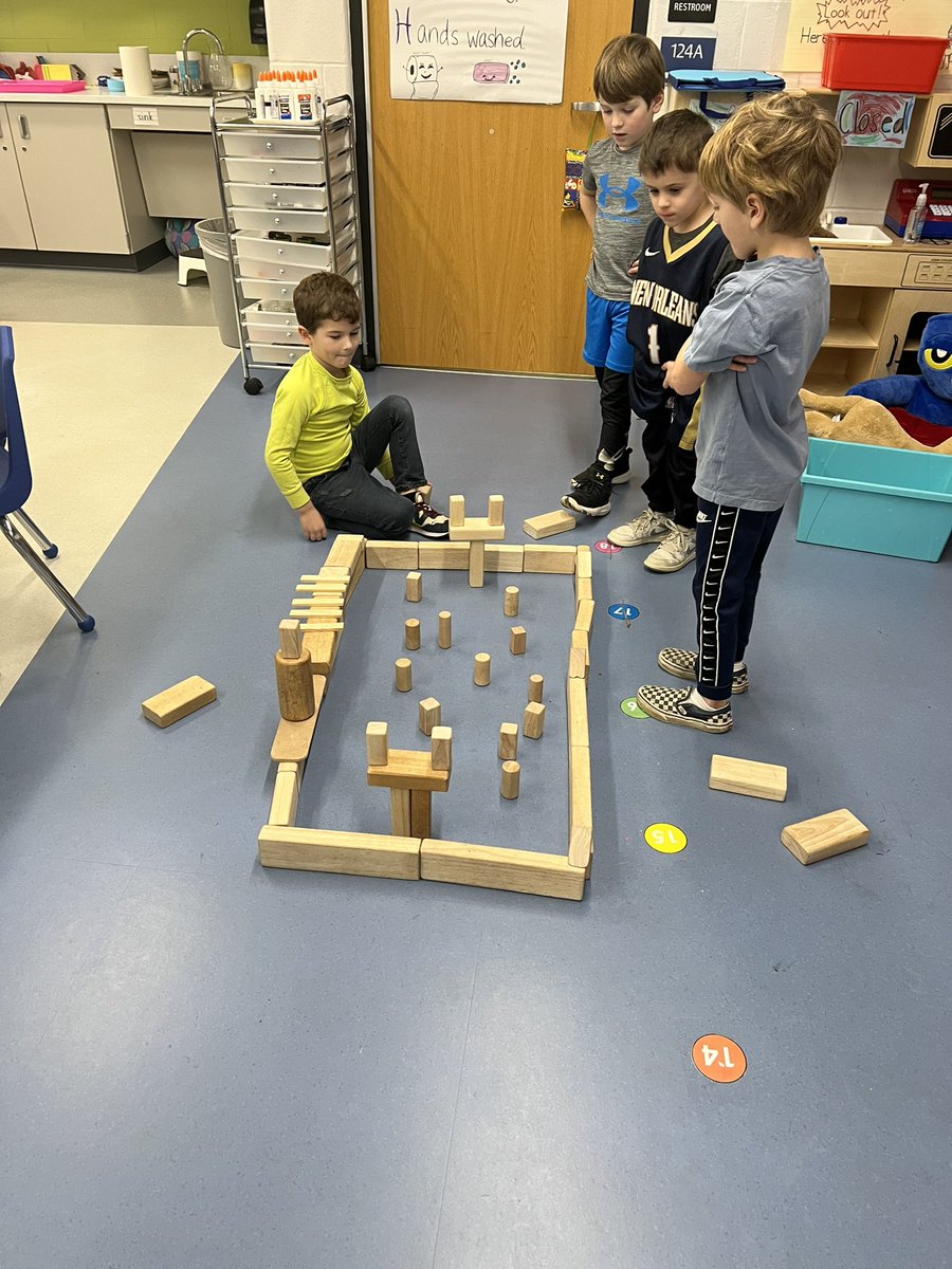 MrsPresser224's tweet photo. Creating our structures: a skyscraper,a barn, a stadium and a hospital… #fhleads https://t.co/VnvpJn3CwS