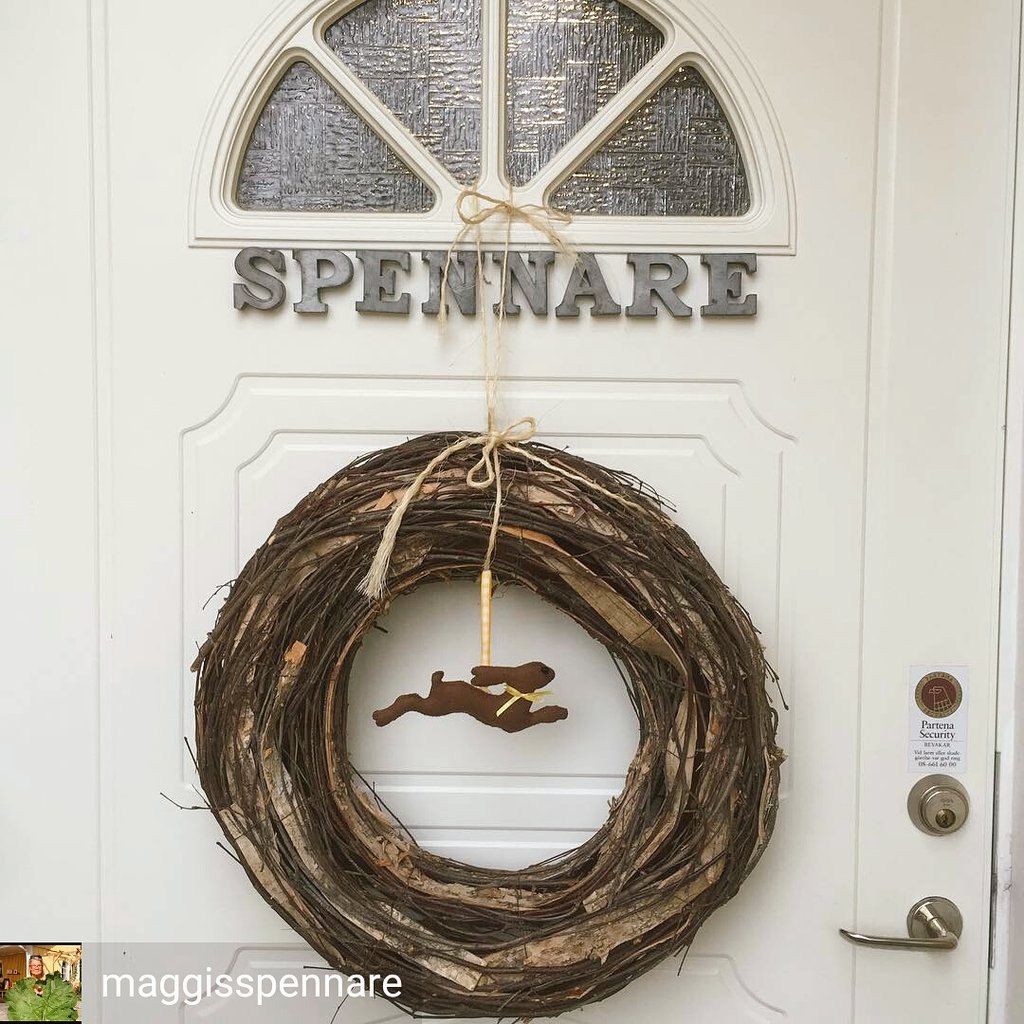 misheleneous's tweet photo. @handmaiduns Thank you lovely! 🤗 A lady (Maggis) who lives in sweden asked me to design some, one for her easter wreath and the other for her indoor tree. #MHHSBD #winterhare #hare #wildlife #etsy #folklore https://t.co/xb4YWhAfec