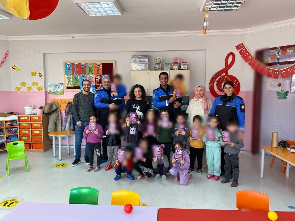 GurteksA's tweet photo. Okulumuzu ToplumDestekliPolislerimiz ziyaret ettiler.Çocuklarımıza güvenli internet kullanımı ile ilgili bilgiler verip, e-Güvenlik broşürleri dağıttılar.Herdaim ziyaret eden ve desteklerini esirgemeyen polislerimize teşekkürederiz.
@Gaziantep_MEM @SehitkamilMEM @gazianteppolis https://t.co/Dy4ZSdrCvX