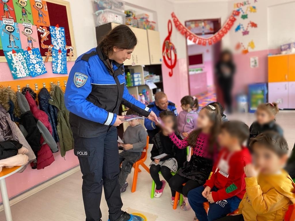 GurteksA's tweet photo. Okulumuzu ToplumDestekliPolislerimiz ziyaret ettiler.Çocuklarımıza güvenli internet kullanımı ile ilgili bilgiler verip, e-Güvenlik broşürleri dağıttılar.Herdaim ziyaret eden ve desteklerini esirgemeyen polislerimize teşekkürederiz.
@Gaziantep_MEM @SehitkamilMEM @gazianteppolis https://t.co/Dy4ZSdrCvX