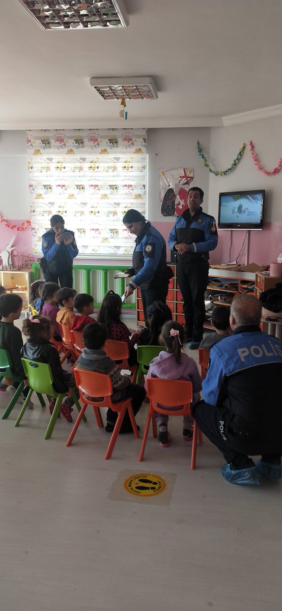GurteksA's tweet photo. Okulumuzu ToplumDestekliPolislerimiz ziyaret ettiler.Çocuklarımıza güvenli internet kullanımı ile ilgili bilgiler verip, e-Güvenlik broşürleri dağıttılar.Herdaim ziyaret eden ve desteklerini esirgemeyen polislerimize teşekkürederiz.
@Gaziantep_MEM @SehitkamilMEM @gazianteppolis https://t.co/Dy4ZSdrCvX