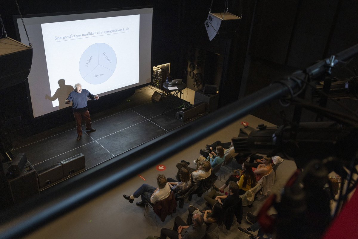 AarhusUni's tweet image. Er du forsker og brænder for at fortælle om din forskning? Så tilmeld dit foredrag til Bestil en Forsker, som løber af stablen under Forskningens Døgn 21.-28. april, og specifikt d.26. på #AarhusUni @forskdk 
➡️ forsk.dk/bestil-en-fors….  Frist for tilmelding er 10. februar 2023.