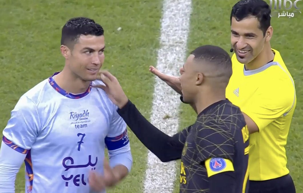 Mbappé se aproveitando e tocando no CR7 

coisas que toda ronaldete de carteirinha faria kkkkkkk