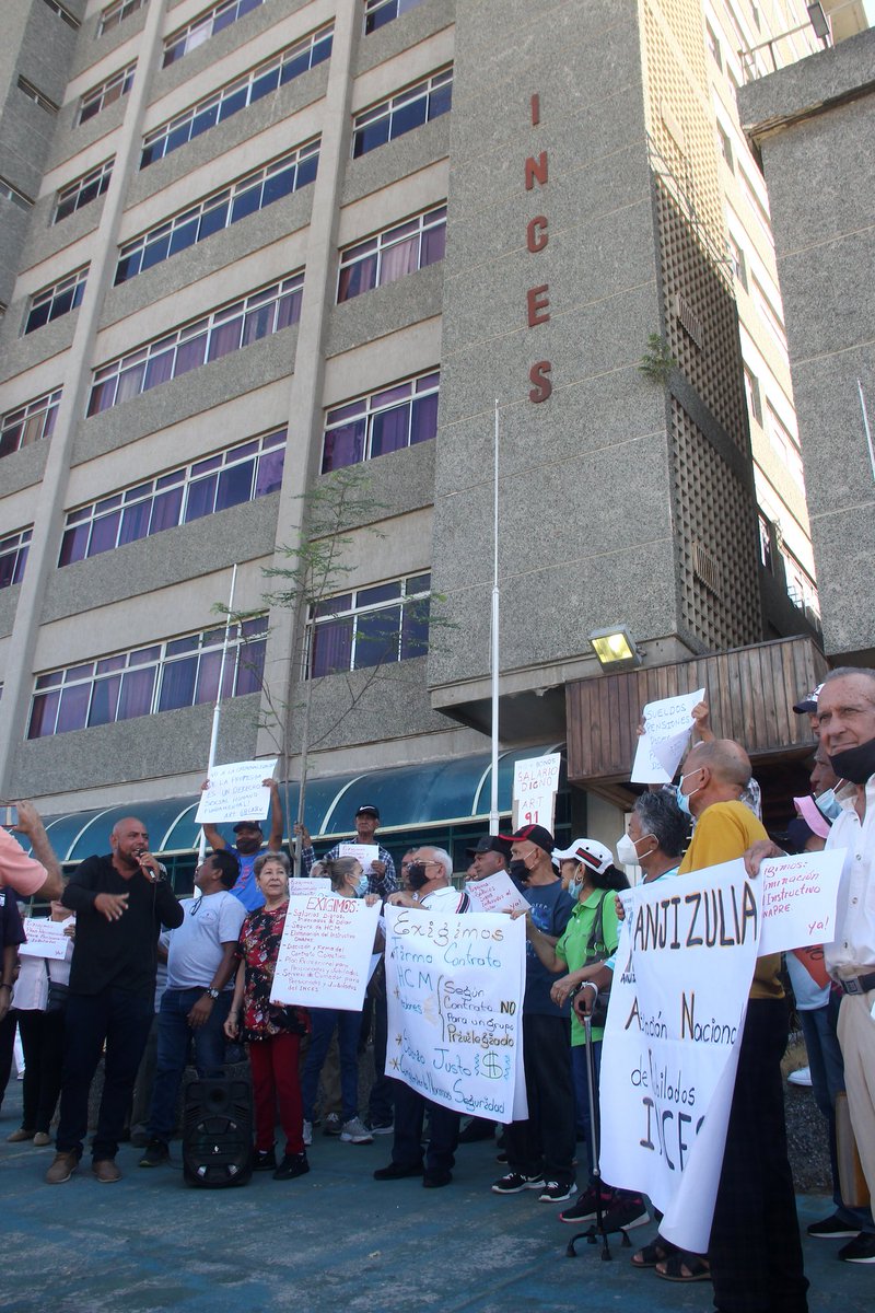 VersionFinal's tweet photo. #19Ene | Las protestas para exigir mejores condiciones laborales y un incremento salarial no cesan. Este jueves, los trabajadores activos y jubilados del #IncesZulia se sumaron a la convocatoria en la sede administrativa de #Maracaibo
✍🏻: @Epertuz17
📸: @Sirjavierplaza https://t.co/KIWr4Uvjrs