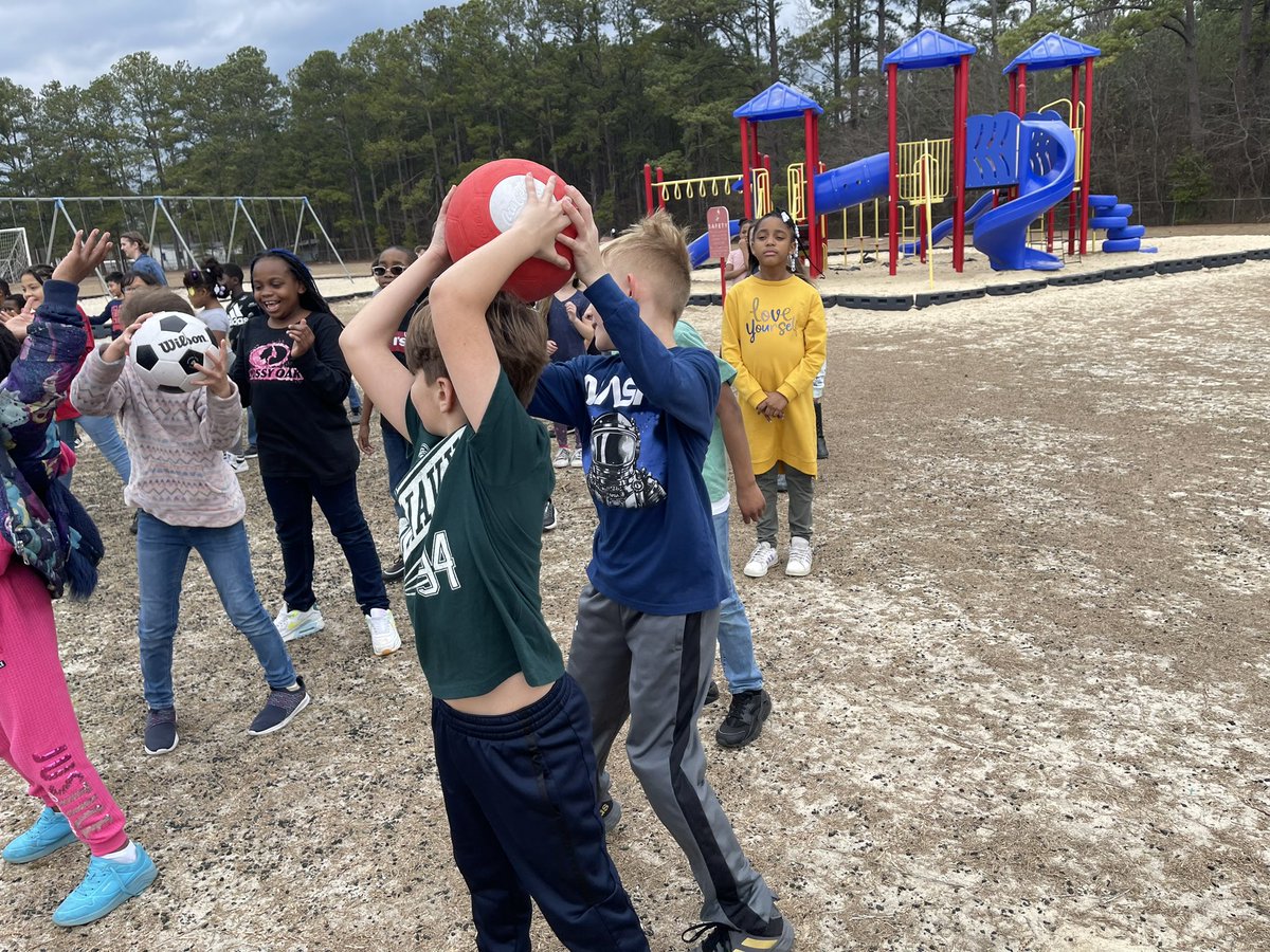 tpcarswell's tweet photo. Third grade force and motion “over and under” exploration today for STEM! #Bearslovestem #everyjourneyhasagreatstory @Scurlockbears @HokeCoSchools https://t.co/v8mkgVsyV1