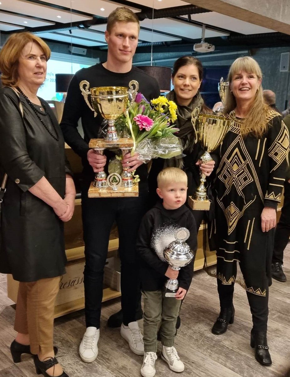 Vinabæjarfélögin Mosfellsbær og Kópavogur velja leikmenn úr röðum Bestudeildarmeistaranna íþróttamenn bæjarfélaganna,  það er bara eitthvað svo fallegt. Næsta mál er að verja alla þessa titla