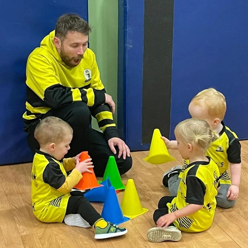 FOOTIBEES's tweet photo. 🔴🟡🔵🟢 More than just football 🟢🔵🟡🔴

Footibees staff are specifically trained in delivering highly engaging and educational football classes. All of our 'development goals' are linked to the early years national curriculum. This can be found on our sticker charts 🟡⚽️🐝 https://t.co/IH24TnV4Ok