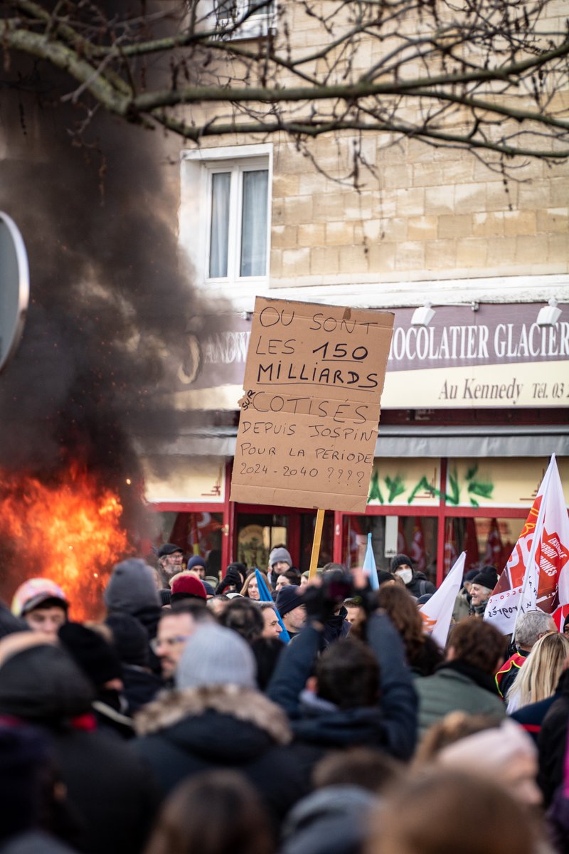FelixLebelle's tweet photo. À Lille, plus de 30,000 manifestants ont participé au mouvement de protestation contre la réforme des retraites à 64 ans ce 19 janvier 2023. Cette manifestation faisait partie d'un mouvement national à travers l'hexagone. https://t.co/XbOhIH9uOb