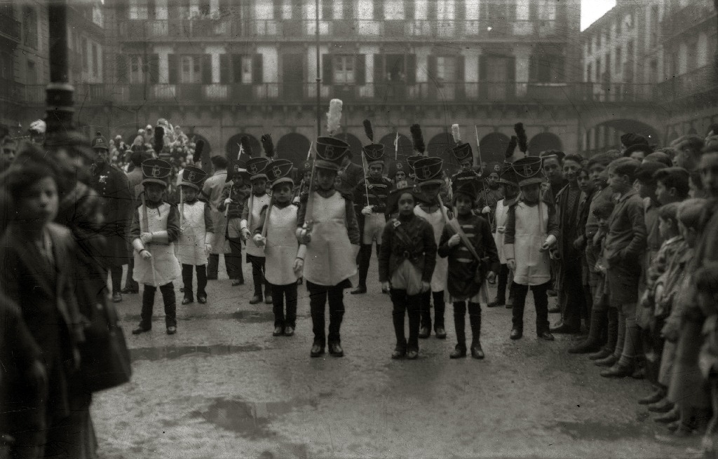 Amarenak's tweet photo. 🥁DANBORRADA🥁⁠
⁠
Zer gogo genuen #Danborrada handi bat ospatzeko. Gozatzera!
⁠
📸#MaríPaco #RicardoMartín⁠
@kutxakultur⁠
⁠
#historiasquesellevanpuestas #janztekoistorioak #storiestowear #histoiresàporter #BasqueStyle #BasqueDesign #basquedesigner #côteBasque https://t.co/RJwesGk2wg
