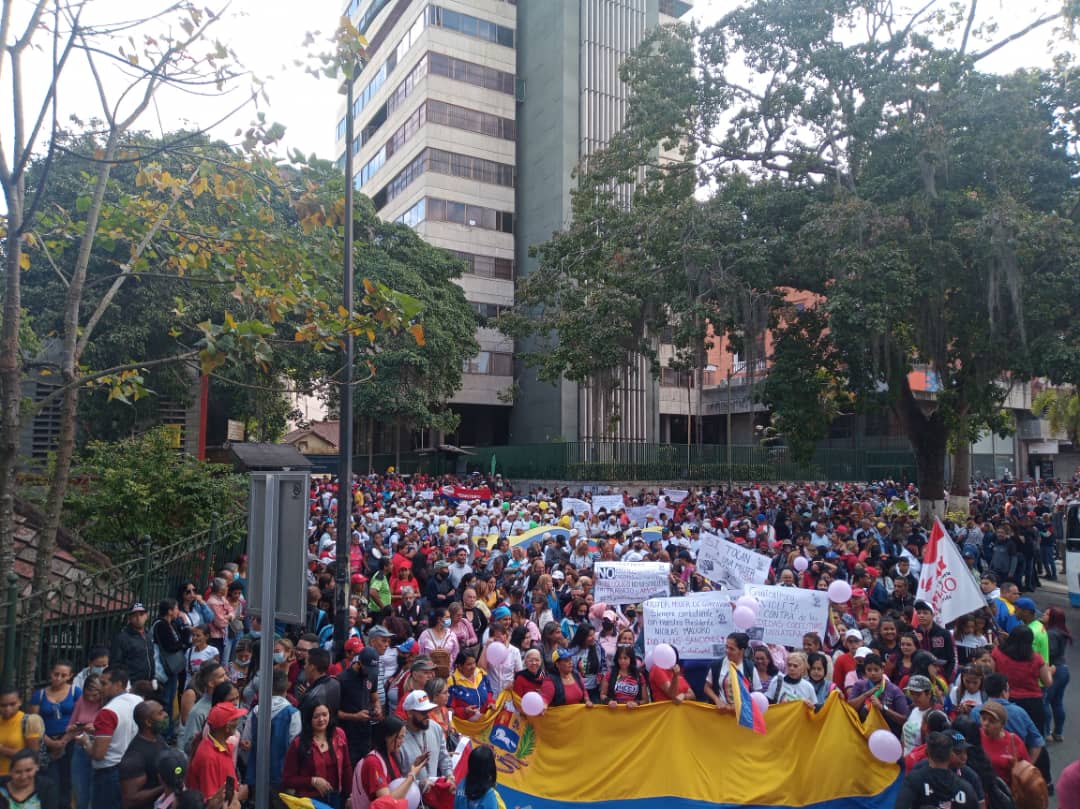 rosabecerra3's tweet photo. #Miranda hoy jueves 19 marchamos las maestras y los maestros en contra del bloqueo y de las sanciones criminales. Desde el centro de los Teques hasta la alcaldía de Guaicaipuro caminamos en defensa del derecho superior a la Educación @NicolasMaduro @_LaAvanzadora @HectoRodriguez https://t.co/I4vmYpSONa