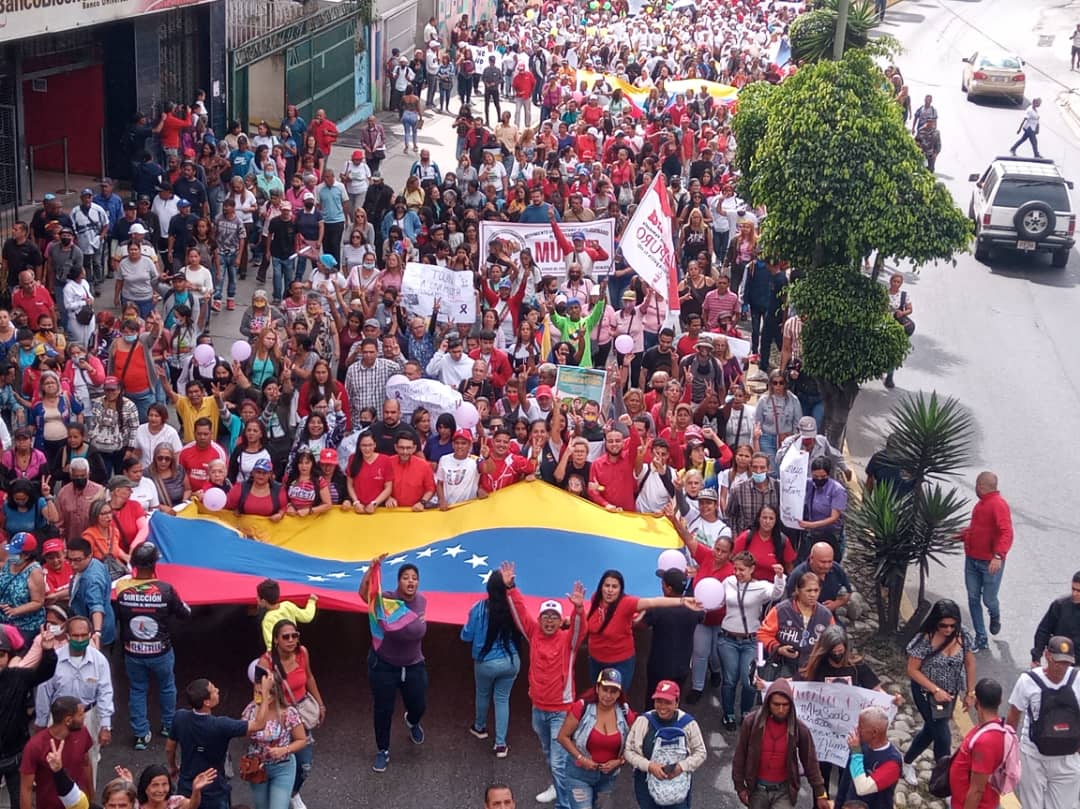 rosabecerra3's tweet photo. #Miranda hoy jueves 19 marchamos las maestras y los maestros en contra del bloqueo y de las sanciones criminales. Desde el centro de los Teques hasta la alcaldía de Guaicaipuro caminamos en defensa del derecho superior a la Educación @NicolasMaduro @_LaAvanzadora @HectoRodriguez https://t.co/I4vmYpSONa