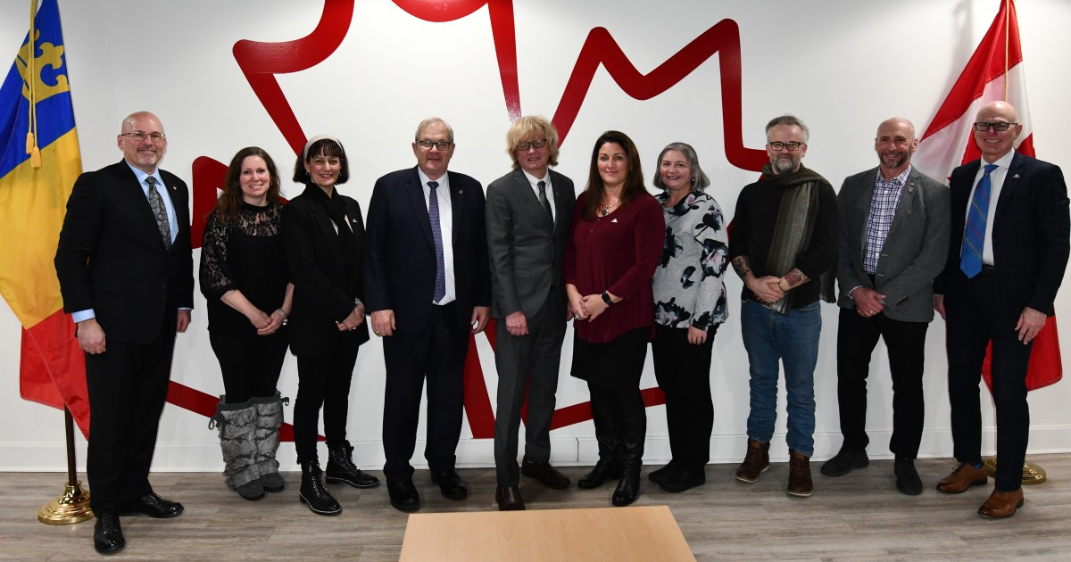 queensu's tweet photo. Thank you to Min. @L_MacAulay of @VeteransENG_CA for your visit yesterday to #Queensu &amp; @CIMVHR_ICRSMV.

The Canadian Institute for Military &amp; Veteran Health Research works to advance health research for military personnel, Veterans &amp; their families in Canada &amp; around the world. https://t.co/3T5Df3sGcU