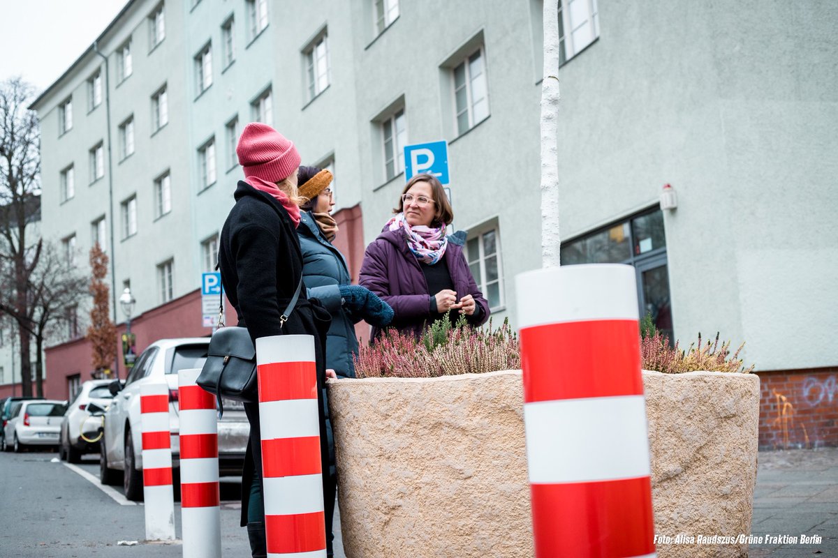 GrueneFraktionB's tweet photo. Kiezblocks sind kleine Oasen im Straßenverkehr. Sie schaffen Ruhezonen, wo man sich gerne aufhält - selbst bei Minusgraden. @SilkeGebel und @TubaBozkurt haben sich von @almut_neumann den ersten #Kiezblock im #Bellermannkiez zeigen lassen. 11 weitere werden folgen!
#FraktionvorOrt https://t.co/XOyF6ImK0K