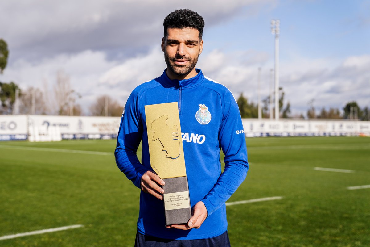 🤩 @MehdiTaremi9 recebeu o prémio do Sindicato de Jogadores de Melhor Jogador de novembro/dezembro 🐉💪💪 #FCPorto