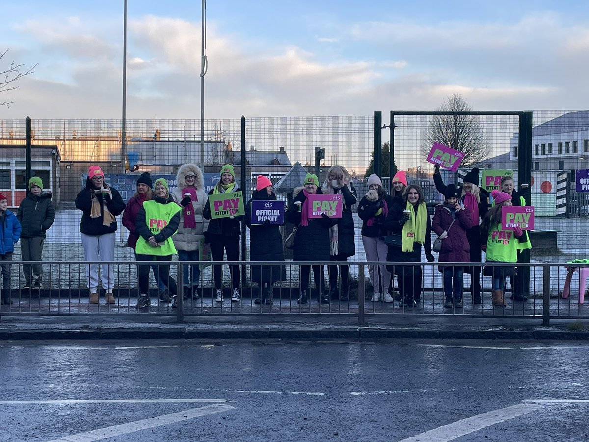 linseyowens3's tweet photo. Freezing again, but focused on a reflective wage. Another great turnout at Saint Patrick’s and loads of support and solidarity from the public! 💜Great to talk to the Local Area reps from #EISUnion and #UnisonTheUnion too!#PayAttention #CostOfLivingCrisis #SolidarityWithWorkers https://t.co/GvXgEdfXWV