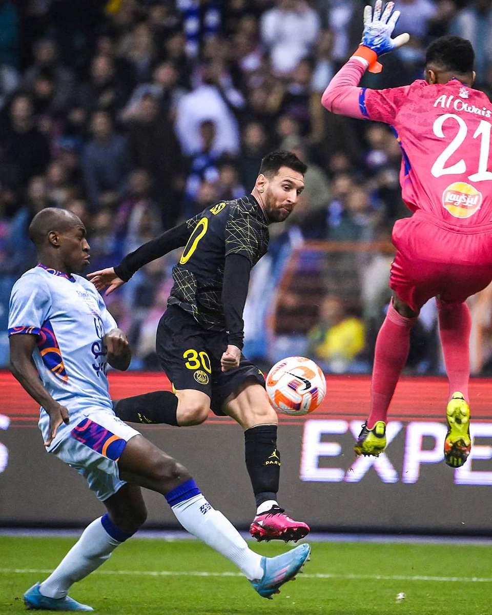 Here is the gap that Messi found just 3 mins into the game!