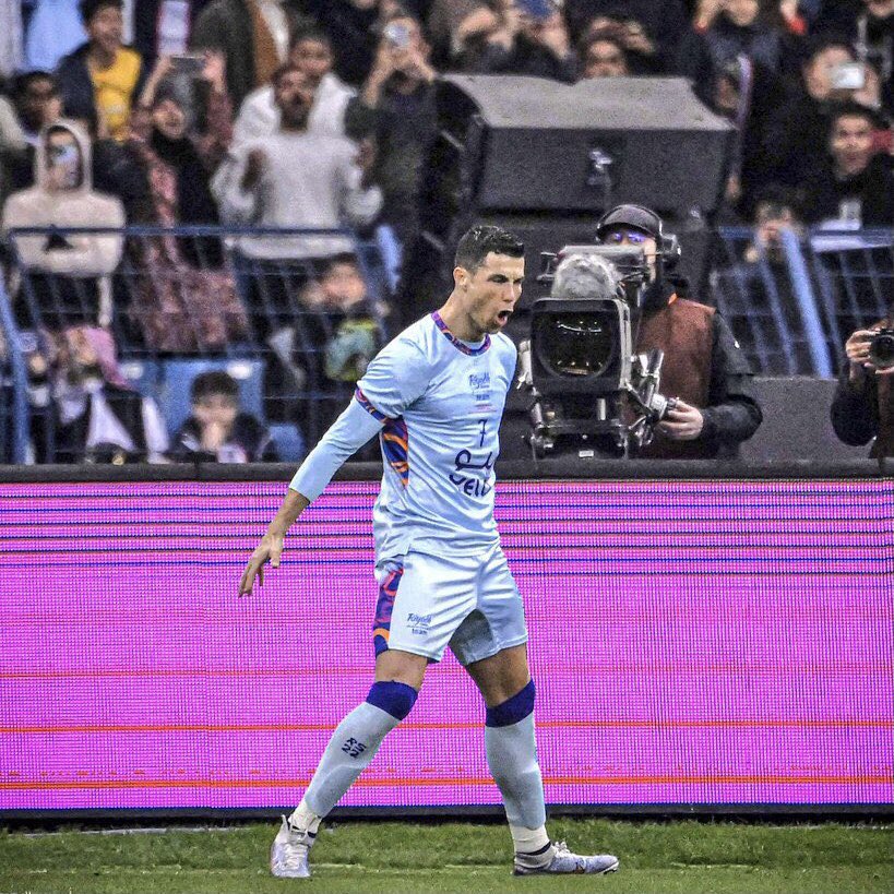 Çocuklar gibi şen #CR7𓃵