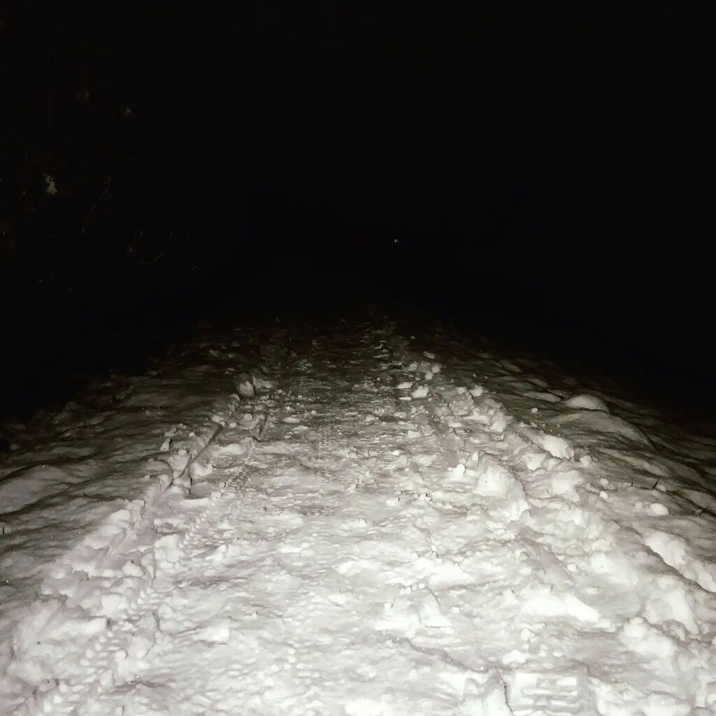 Love running in the dark. And on fresh  snow it's even better!

#streakrunning #streakrunner #snow #schnee #everydayrunner #jedentaglaufen #winter #thereisnobadweatheronlybadclothing #normalisjustasettingonthedryer #littlethings #mevsme #metime #entspann… instagr.am/p/Cnm0LEeNmm2/