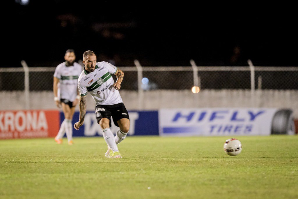 onfieldcom's tweet photo. Willian chega a 240 jogos pelo Coxa! 🇳🇬 O volante Willian Farias fez sua segunda partida na temporada! Ele entrou na segunda etapa, na vitória do Coritiba por 3x0 sobre o Foz do Iguaçu, segundo jogo do time paranaense nesta temporada de 2023!
📷 Coritiba.
#wf5 #willianfarias https://t.co/84vygNGn7U