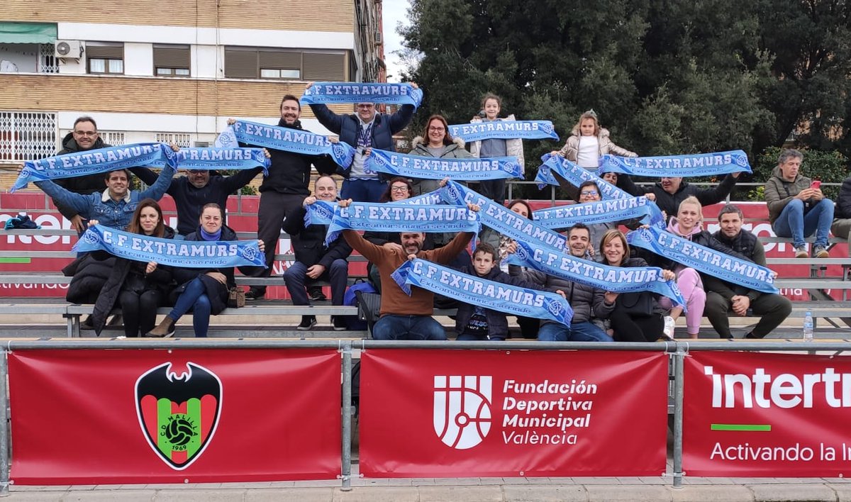 SoloFanaticos12's tweet photo. #BufandasTejidas
Que alce la mano quien está estrenando bufandas en Valencia.. 🤪🤪🤍💙🧣🧣🧣🧣
El #Extramurs ya tiene las suyas. https://t.co/2sz8NRaMQR