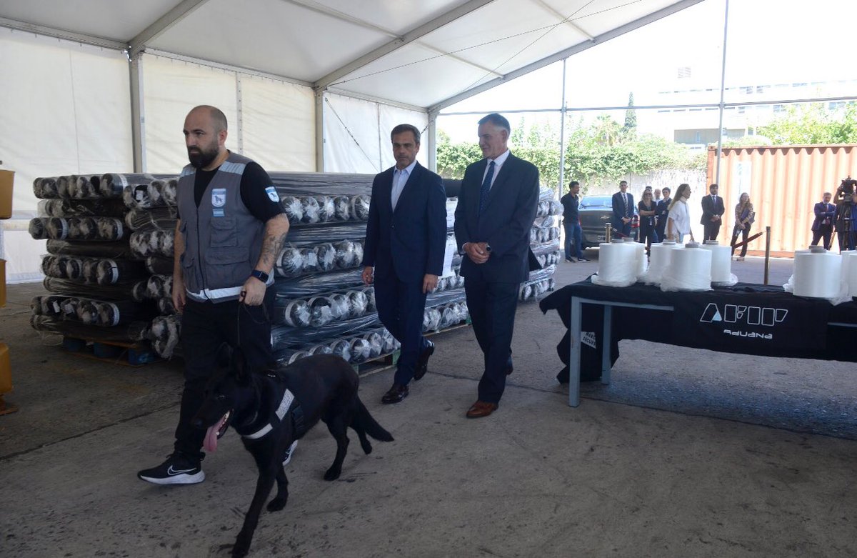 MichelGuilleOK's tweet photo. En el día de hoy, un operativo de la Aduana desarticuló una maniobra de alquiler de cautelares para la importación de telas. Otra mecanismo de importadores que buscan hacerse de dólares de manera irregular y engañando al Estado. https://t.co/zA1AYleWKB