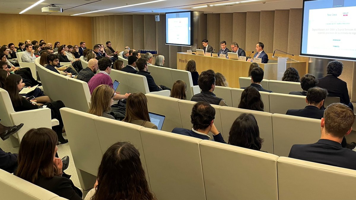 PoliticalInt_ES's tweet photo. Lleno en el auditorio #PérezLlorca en la sesión organizada por @PoliticalInt_ES junto a la cátedra del despacho y @UCOMILLAS para analizar la #DSA y la #DMA y la aplicación práctica de su entrada en vigor #EventosPI https://t.co/ri1zczm8s5