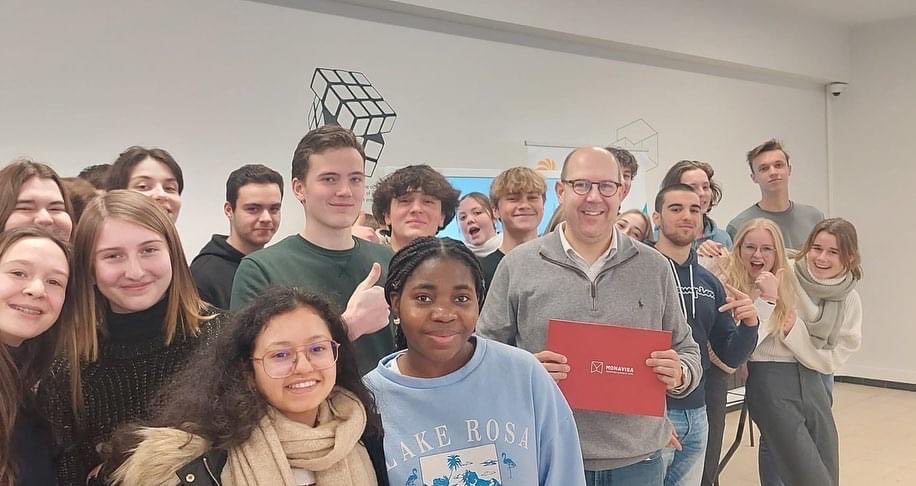 francisdenolf's tweet photo. Over jeunen, je goeste doen. Ondernemer vr de klas met ⁦@MVSpanplafonds⁩ bij de 6des van Sint-Leo college in Brugge #enthousiasme #durven #monavisa #akoestiek #toekomst ⁦@vlajovzw⁩ https://t.co/oP2rqRwzvq
