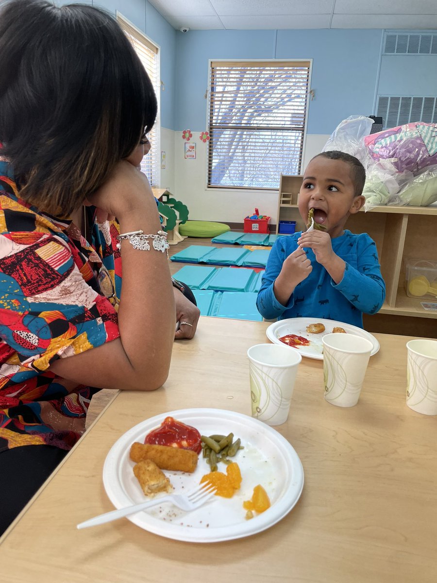 pscrissy3's tweet image. Sometimes playing with your food can be a good thing…my friend did not want to eat his green beans, but once we turned it into a counting game…the green beans seemed to disappear 🤗 #earlylearningmatters #intergratedlearning @yinkamooreojo @MarceySorensen @FWISD_EC