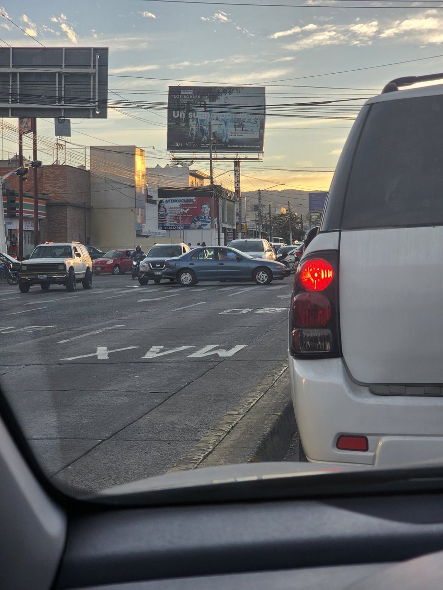 mrglases's tweet photo. @Trafico_ZMG semaforos apagados en Mariano Otero y Patria. https://t.co/A5XCfw9HhE
