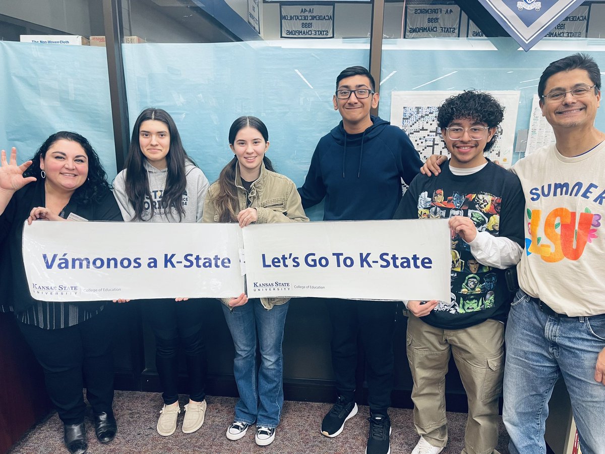 GraceBerumen's tweet photo. So nice to be back at Sumner Academy today helping students fill out their HDF scholarship forms, getting to know future Wildcats and of course our wonderful alumni 💜
#kstatedmsa
#kstate #hispanicdevelopmentfund https://t.co/7j453G4y1R