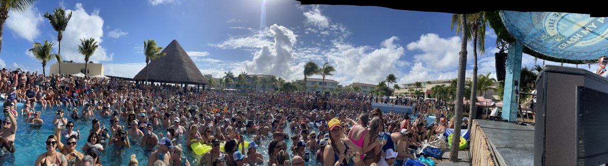 cnsocali's tweet photo. @ChaseRiceMusic what a great day at @crashmyplaya Thanks for an awesome pool party Chase https://t.co/Lwii59rqu8