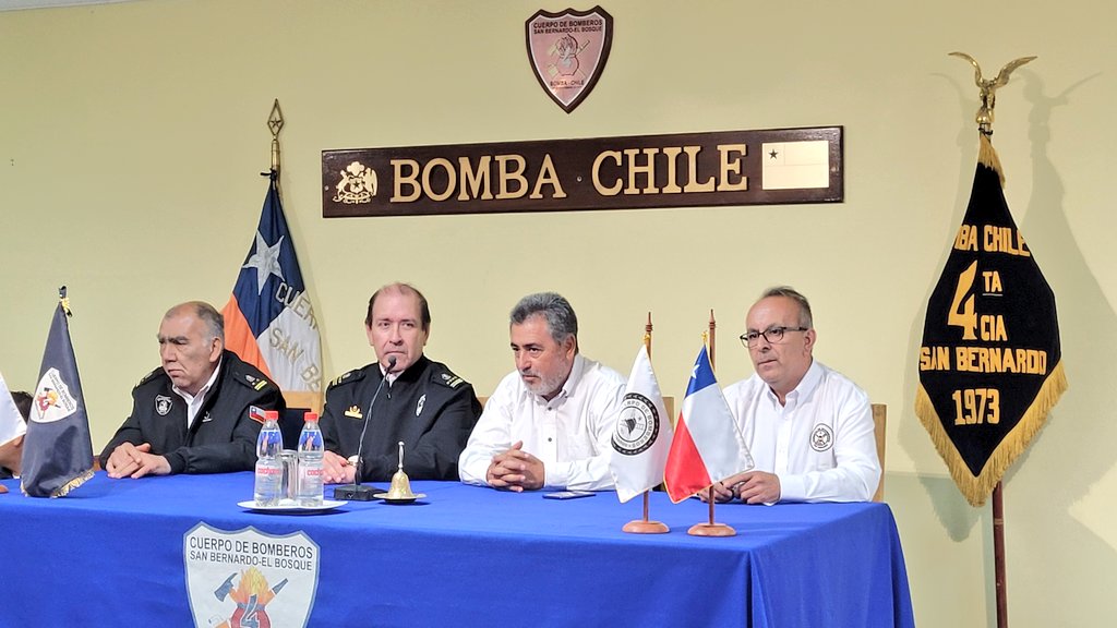 BomberosdeChile's tweet photo. 𝗜𝗠𝗣𝗢𝗥𝗧𝗔𝗡𝗧𝗘 | Presidente Nacional y Presidente Regional Metropolitano se encuentran en cuartel de la @BombaChile_CBSB para interiorizarse de la experiencia que tuvieron 5 Bomberos con pasantías y jornadas de entrenamiento en diversos cuarteles de North Lauderdale, Miami. https://t.co/2DneEEYr5l