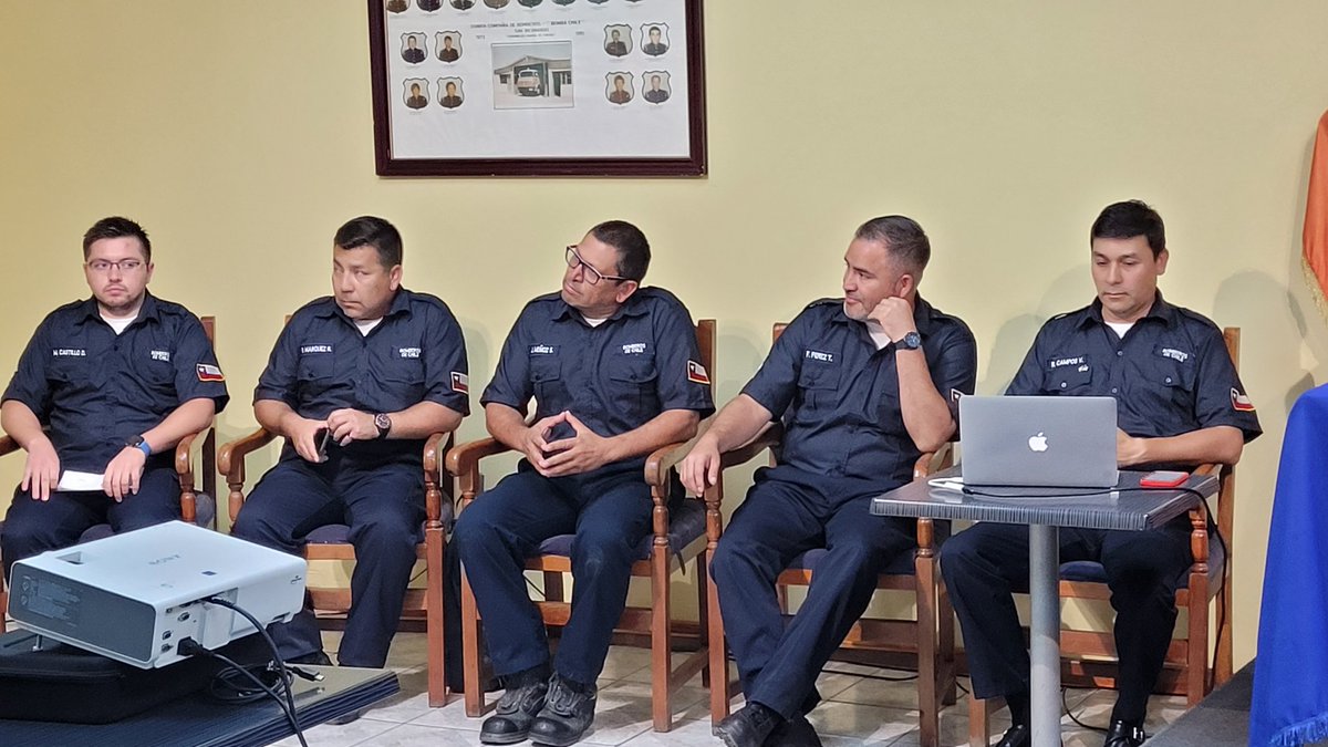 BomberosdeChile's tweet photo. 𝗜𝗠𝗣𝗢𝗥𝗧𝗔𝗡𝗧𝗘 | Presidente Nacional y Presidente Regional Metropolitano se encuentran en cuartel de la @BombaChile_CBSB para interiorizarse de la experiencia que tuvieron 5 Bomberos con pasantías y jornadas de entrenamiento en diversos cuarteles de North Lauderdale, Miami. https://t.co/2DneEEYr5l