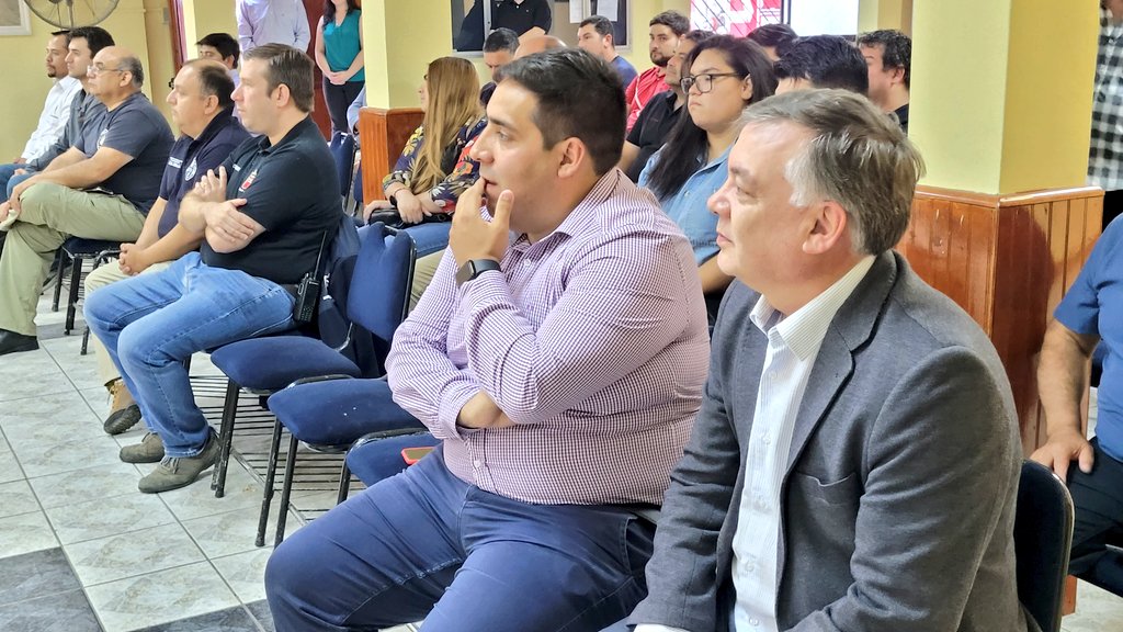 BomberosdeChile's tweet photo. 𝗜𝗠𝗣𝗢𝗥𝗧𝗔𝗡𝗧𝗘 | Presidente Nacional y Presidente Regional Metropolitano se encuentran en cuartel de la @BombaChile_CBSB para interiorizarse de la experiencia que tuvieron 5 Bomberos con pasantías y jornadas de entrenamiento en diversos cuarteles de North Lauderdale, Miami. https://t.co/2DneEEYr5l