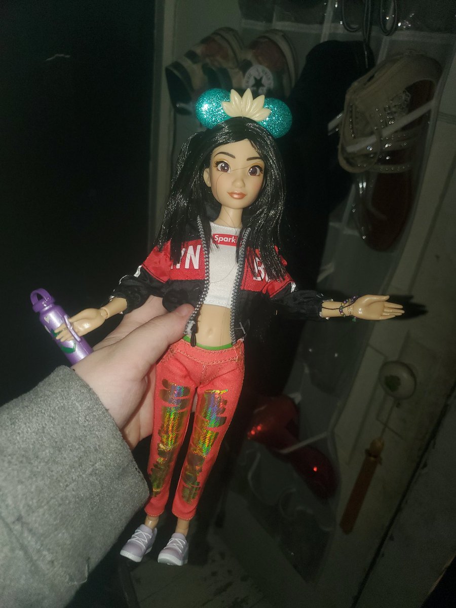 Altspaceie's tweet photo. They can also only fit select rainbow high clothes, I've noticed it's gotta be the clothes that aren't as tight on RH/have a little bit of give https://t.co/0Td6ANjeVa