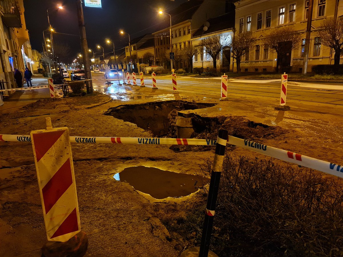 CMDR_Flash's tweet photo. Így is egy utolsó alja pöcegödör volt a település, se nem emberbarát, se nem fejlődésképes. 
Az ami itt jó, vagy működik, semmiben nem köszönhető a város bármilyen döntéshozóinak.
Az utóbbi 2 hét 1 képben, kihalt utcák, beszakadt aszfalt.
Aki ezeken a helyzeteken nem röhög 1/2 https://t.co/7ODjmCaFjF