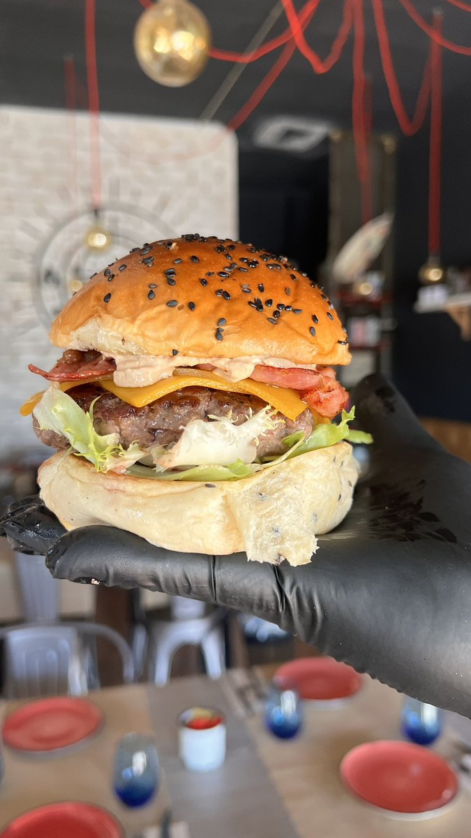 javibienmesabe's tweet photo. New Burger. 
Clara-mente ella es @shakira 

🥩 Carne de Angus
🍞Pan brioche del Puerto
🧀 queso cheddar ahumado 
🥓bacon 
🥓mermelada casera de Bacon
🌶️ mahonesa de chipotle…para tener un toque @3gerardpique https://t.co/3C6WIANSFx