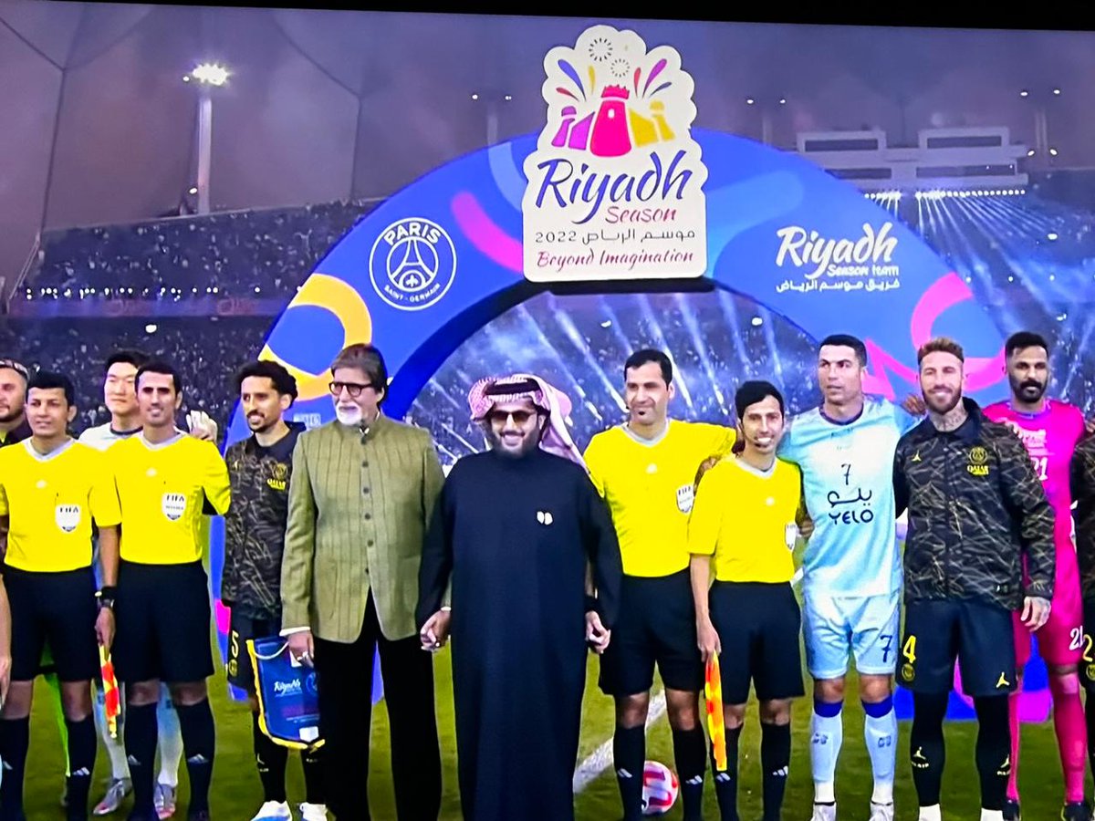 SrBachchan's tweet photo. T 4533 - "An evening in Riyadh  .. " what an evening  .. 
Cristiano Ronaldo, Lionel Messi, Mbape,  Neymar all playing together  .. and yours truly invited guest to inaugurate the game .. PSG vs Riyadh Seasons  .. 
Incredible  !!!

#football #Ronaldo #Messi #AlNassr #SaudiArabia https://t.co/ZD2OUEb3F7