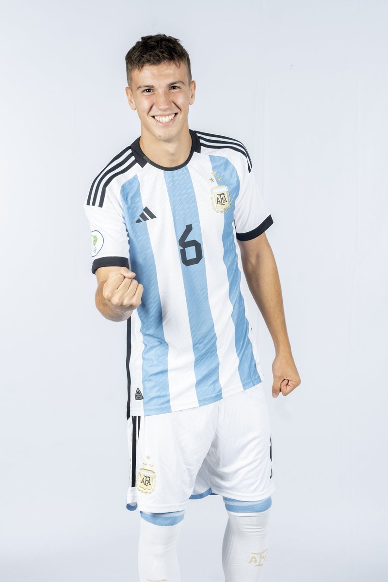 Velez's tweet photo. 🇦🇷 3 estrellas en el conjunto y 4 en el Sub 20 💙😎

📷 @Argentina https://t.co/39eiHAv01W