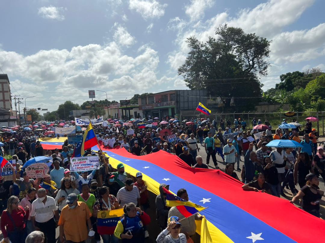 JorgeFSambrano's tweet photo. #ATENCIÓN 🚨 / He recibido denuncias por #RRSS que representantes del #CDNNA amenazan a maestros y dirigentes gremiales en #CiudadBolivar con mandar a los esbirros del régimen de facto (#SEBIN), "si continúan exigiendo sus derechos".

¡Protestar es un DERECHO CONSTITUCIONAL! https://t.co/bqvJciWeBD