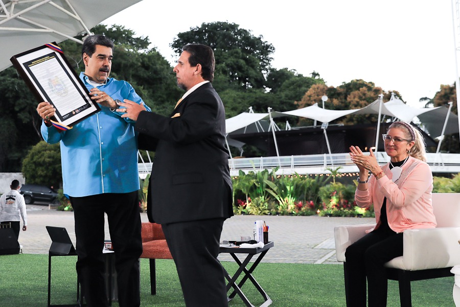 CapitanEscalon's tweet photo. En el marco del Día Nacional de la Pastora y el Pastor Cristiano Evangélico, el Presidente @NicolasMaduro sostuvo un grato encuentro con las Pastoras y los Pastores de nuestra Patria. Ustedes son la verdadera iglesia de Dios, la que está en la calle junto al pueblo. https://t.co/n2XQXNyXqa