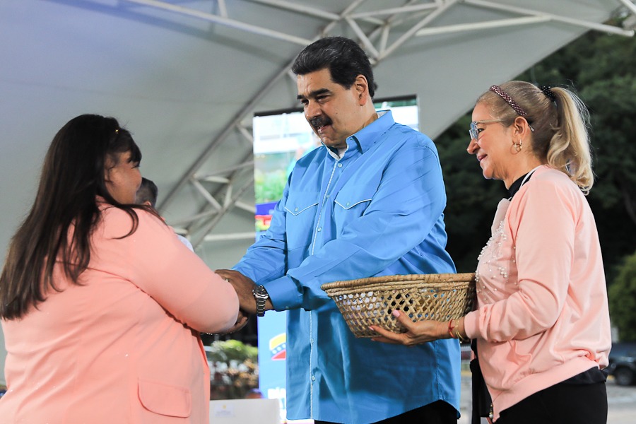 CapitanEscalon's tweet photo. En el marco del Día Nacional de la Pastora y el Pastor Cristiano Evangélico, el Presidente @NicolasMaduro sostuvo un grato encuentro con las Pastoras y los Pastores de nuestra Patria. Ustedes son la verdadera iglesia de Dios, la que está en la calle junto al pueblo. https://t.co/n2XQXNyXqa