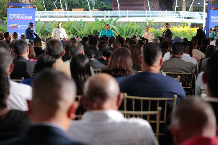 CapitanEscalon's tweet photo. En el marco del Día Nacional de la Pastora y el Pastor Cristiano Evangélico, el Presidente @NicolasMaduro sostuvo un grato encuentro con las Pastoras y los Pastores de nuestra Patria. Ustedes son la verdadera iglesia de Dios, la que está en la calle junto al pueblo. https://t.co/n2XQXNyXqa
