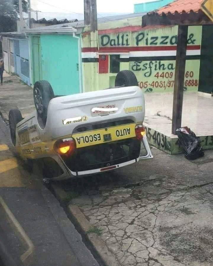 O Rony e o Harry chegando em Hogwarts em Câmara Secreta