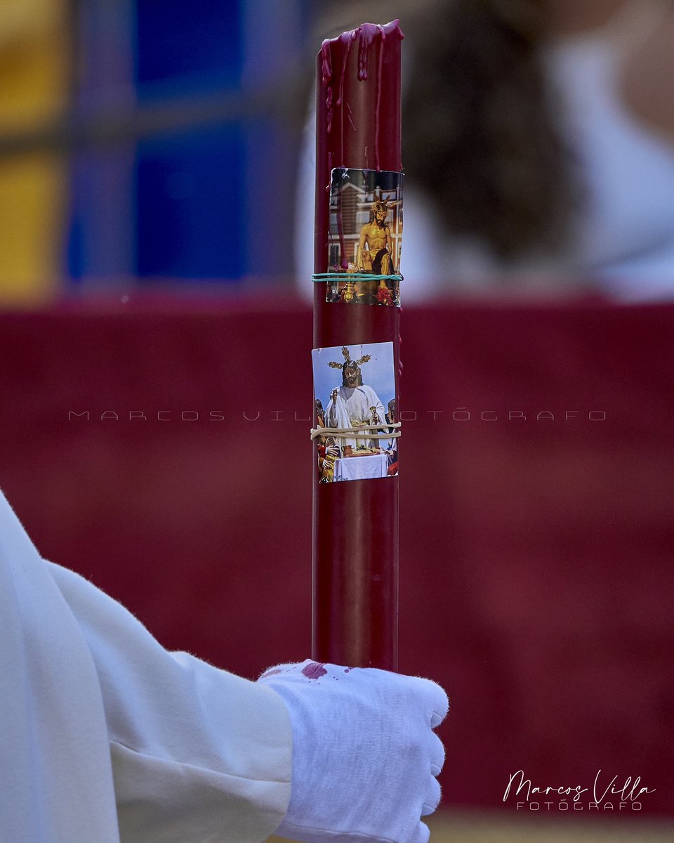 Buscando los detalles.

El cirio del nazareno lleva estampas del Santísimo Cristo de La Cena y Humillado de la @sagradacena2h 

#doshermanas #semanasanta #semanasanta2022 #fotografia #fotografiacofrade #nazareno #cofrade #pasioncofrade