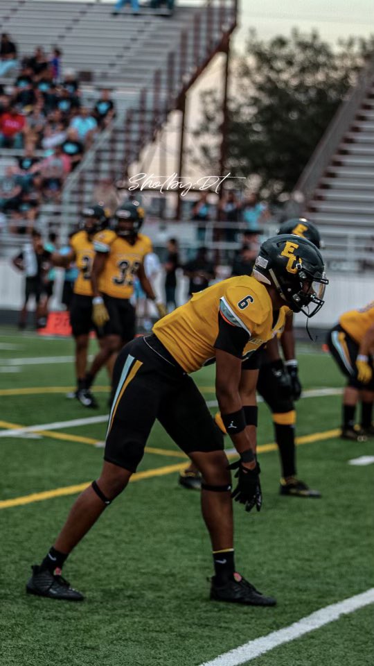 6'3 185 Wr | 4.5 40 | 3.7 GPA | San Antonio All star 🚨| Academic all state 🚨  

hudl.com/v/2JnjJM