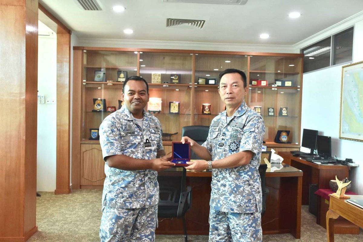 Pegawai Memerintah KD JERAI telah melaksanakan kunjugan hormat setelah kapal merapat di Tambatan Pangkalan Pulau Langkawi ke atas Panglima Wilayah Laut 3, Laksamana Pertama Ee (Yee) Tai Peng pada 19 Jan 23.