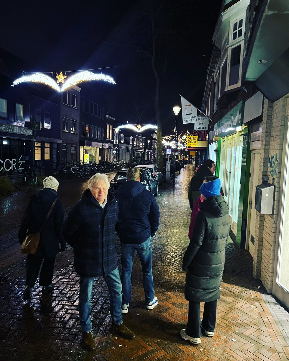 WA_ZwolleOost's tweet photo. Donderdagavond werd er een #schouw gehouden in #dieze centrum. Samen met de wijkmanager, een plaatselijke ondernemer, de centrum manager en medewerkers van @HetCCV en @Gemeente_Zwolle hebben wij diverse locaties in de wijk bekeken. Een nieuwe stap voor het oprichten van het #KVO https://t.co/TfYuO18lZn