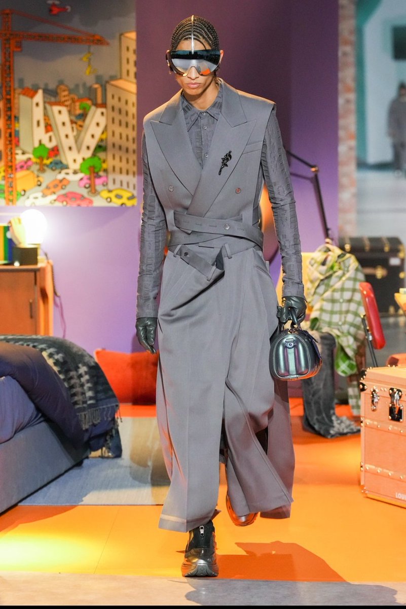 ateliershhh's tweet photo. My FALL 2023 Louis Vuitton Menswear take away is that nothing is to big to buy, I just needa wrap it around a few times https://t.co/jn70TRqttW